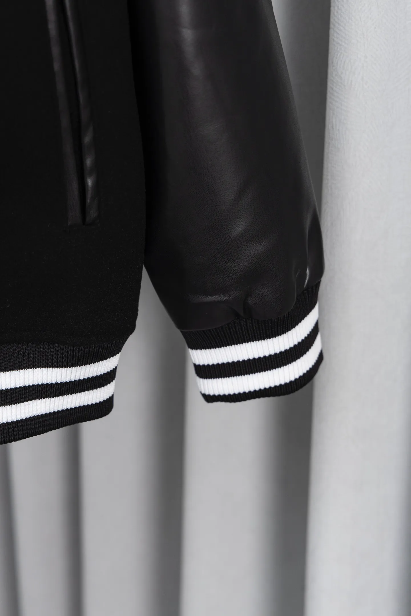 P370 Model No.: S015 Chromehearts/Cro Hearts Cross Embroidered Letters Leather Sleeves Spliced ​​Baseball Jacket Channel Boutique The most popular baseball jacket among fashionable men and fashionable women. There are versions at all levels in the market (you must compare the details). The most powerful quality control has been producing and researching baseball uniforms for 7 years. The details are exquisite. With it, you are the most beautiful boy in the world. The paint-coated full-face four-button buckle (button with LOGO), the average weight of the fabric is nearly 900 grams, and it is made of wool + eyeliner blended, custom-woven and dyed wool with high color fastness. The lining is made of silky and delicate cupro fiber! The texture is thick, the color is more uniform and beautiful, and the sharp edges and corners are full of three-dimensionality, showing laziness, casualness, and youthful vitality! Color: Black Navy Size: S-XL